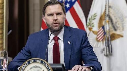 这不是让万斯丢人吗？白宫记者协会晚宴枪击发生后，特勤人员迅速保护特朗普夫妇撤离，