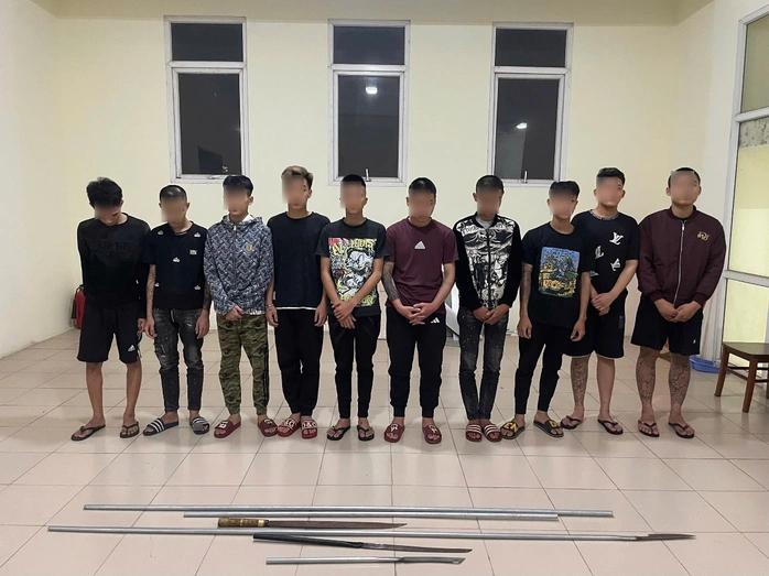 越南起诉3名在街头使用武器互相追逐，导致3名年轻人受伤
4月17日，越南兴安省警