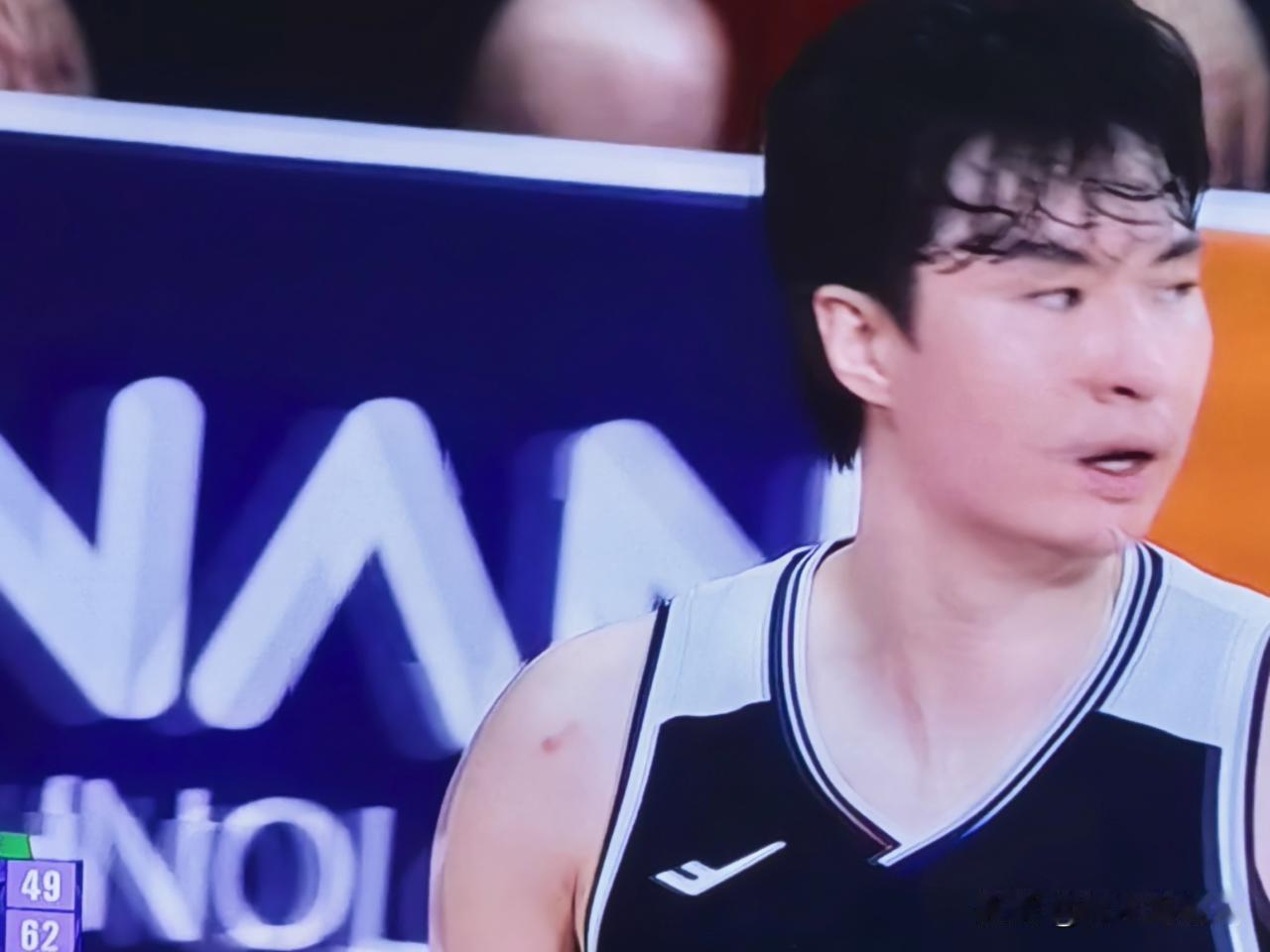 有意思的是，俩人今天都代表各自国家队打了比赛。
李贤重在今天晚上结束的亚运男篮决