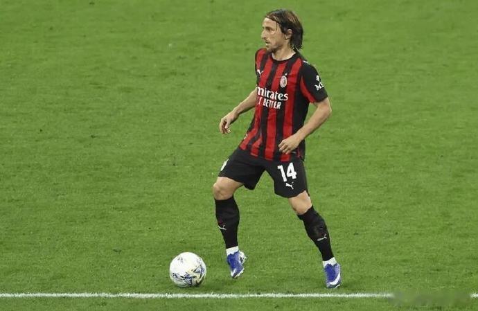 【米兰官方】克罗地亚中场卢卡·莫德里奇🇭🇷今天在米兰La Madonnina