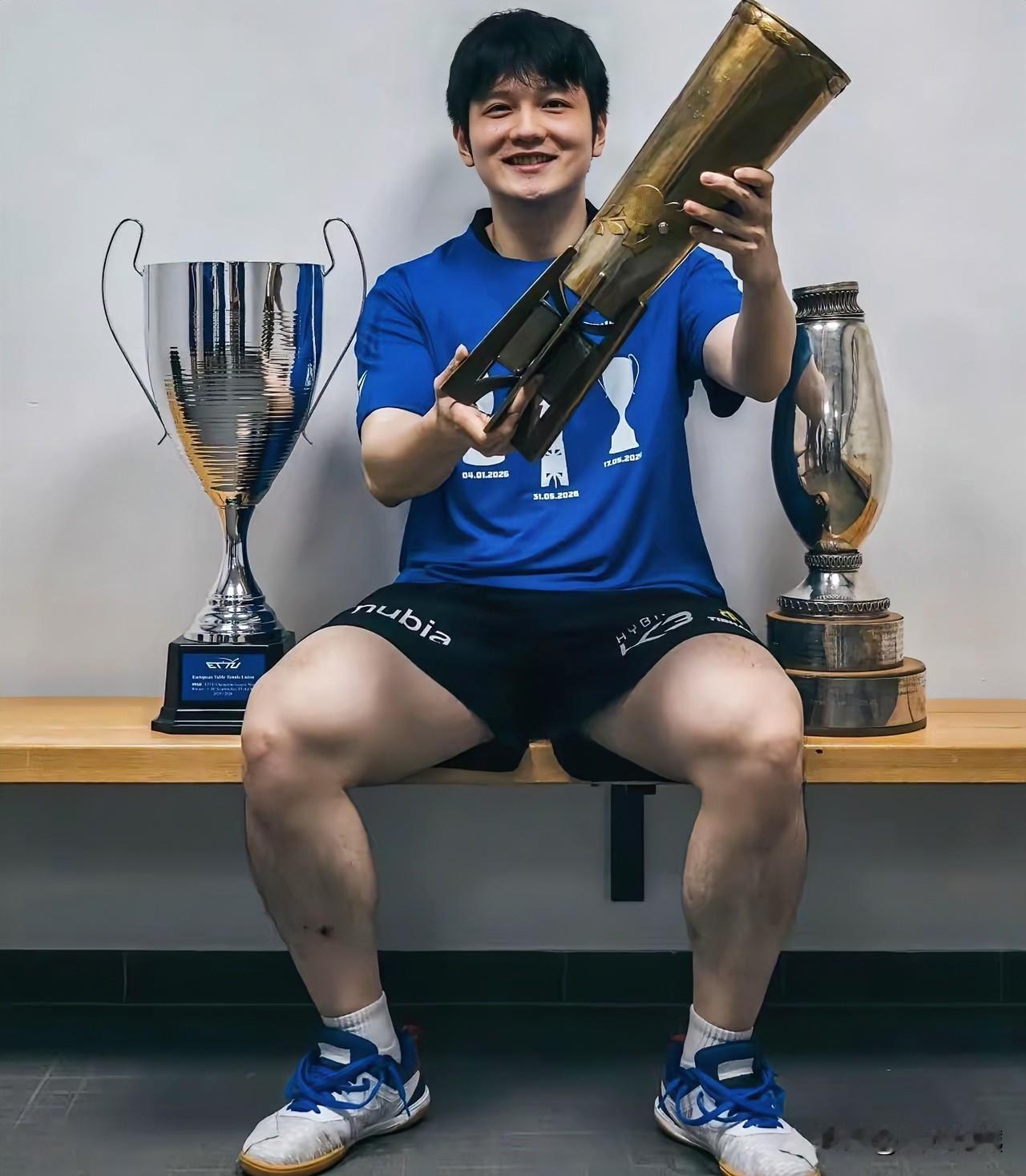 樊振东晒与三座冠军奖杯合影：
1月5日、萨尔布吕肯俱乐部夺德国杯冠军；
5月17