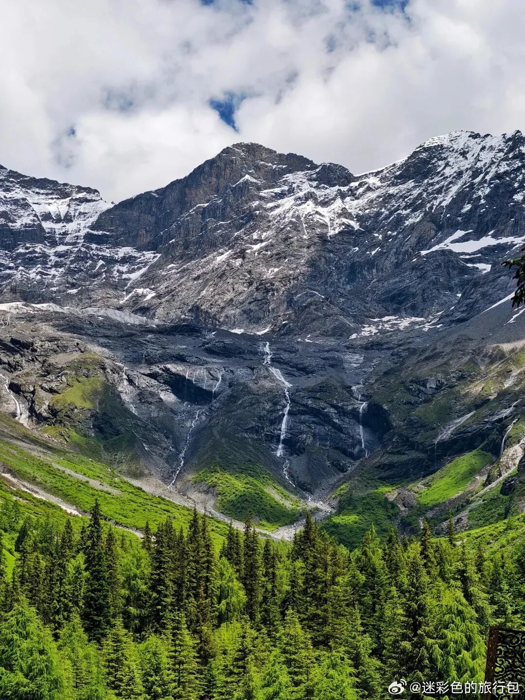 成都出发直达四姑娘山！7-9 月雪山花海限定上线，四座洁白雪峰连绵矗立，山谷铺满