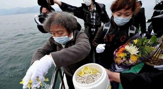 原本我以为海葬不用钱，只要随便在海岸或者海上，把骨灰撒出去就行，没想到，弄一次海