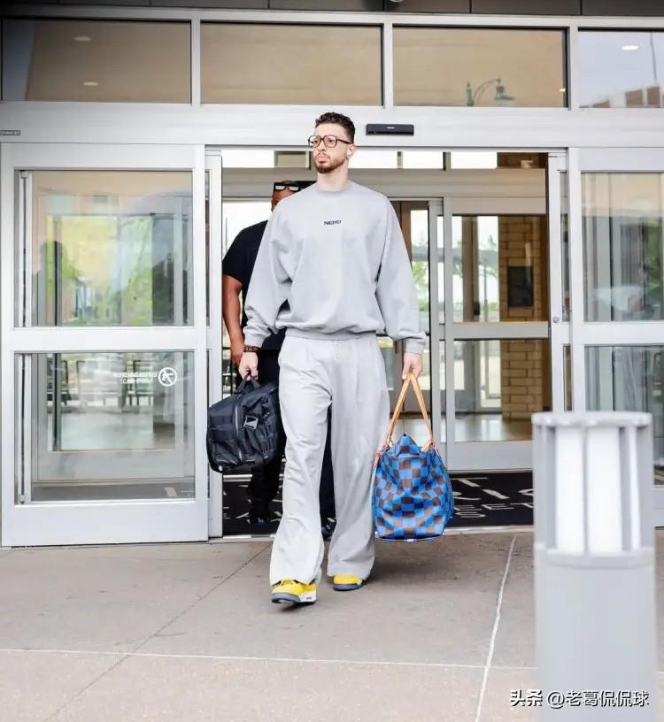 火箭超级中锋申京真是大放异彩！在今天进行的火箭和鹈鹕的比赛中，目前两队的上半场比