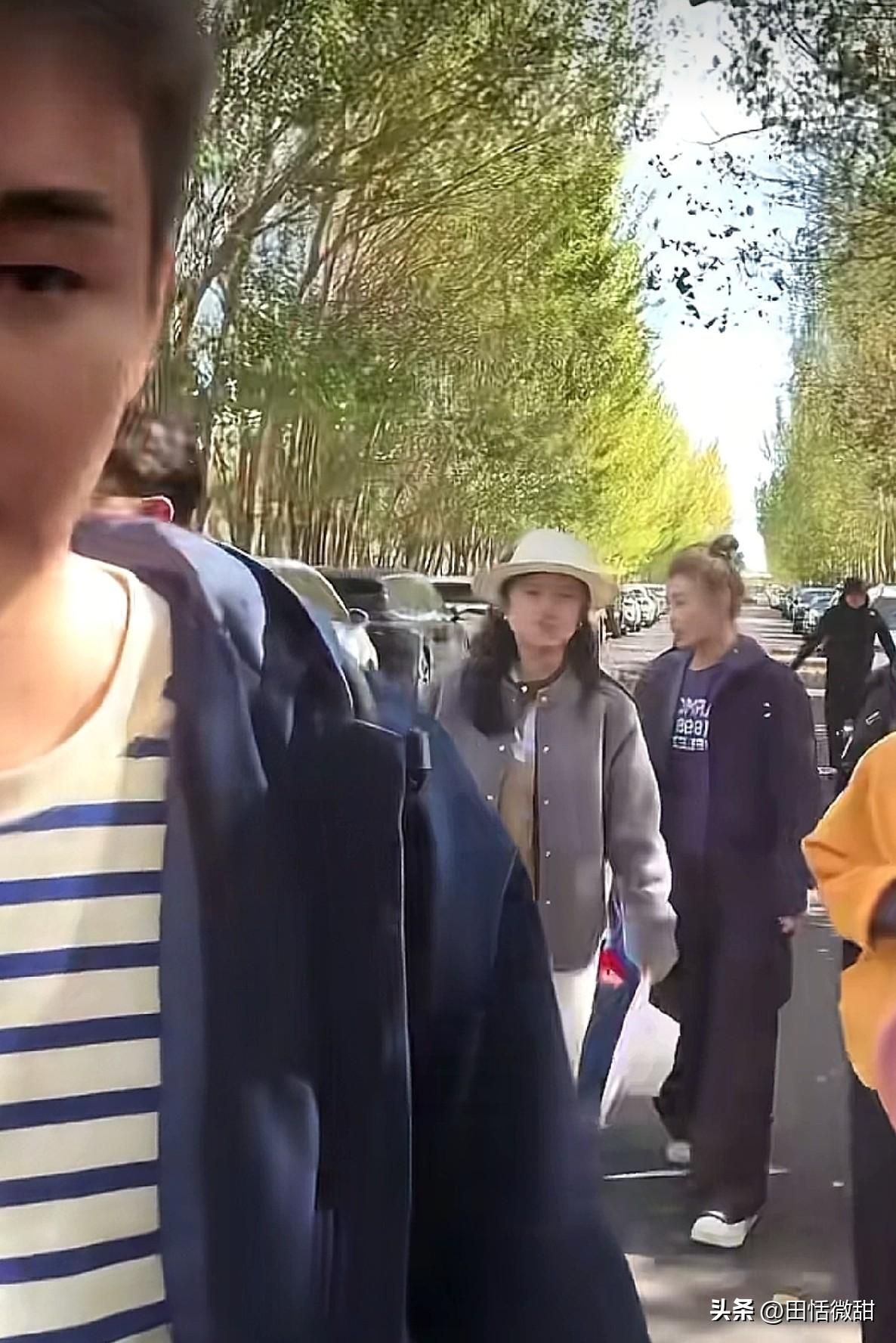 长春动物园的“唐僧”闫东休假，妻子险出镜，闫东赶紧挡镜头。

其实有妻子很正常，