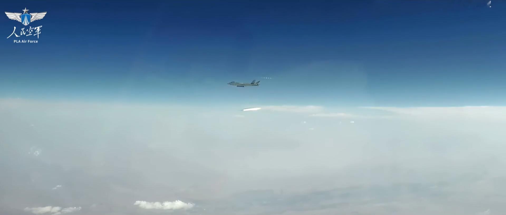 歼-20打中距弹，导弹发射后最后明显有一个爬升走高弹道 