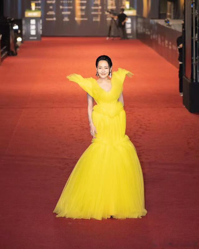 #小S再次错失金钟奖# 小S今晚的金钟奖造型超美的！换第二套的时候还以为能拿奖[