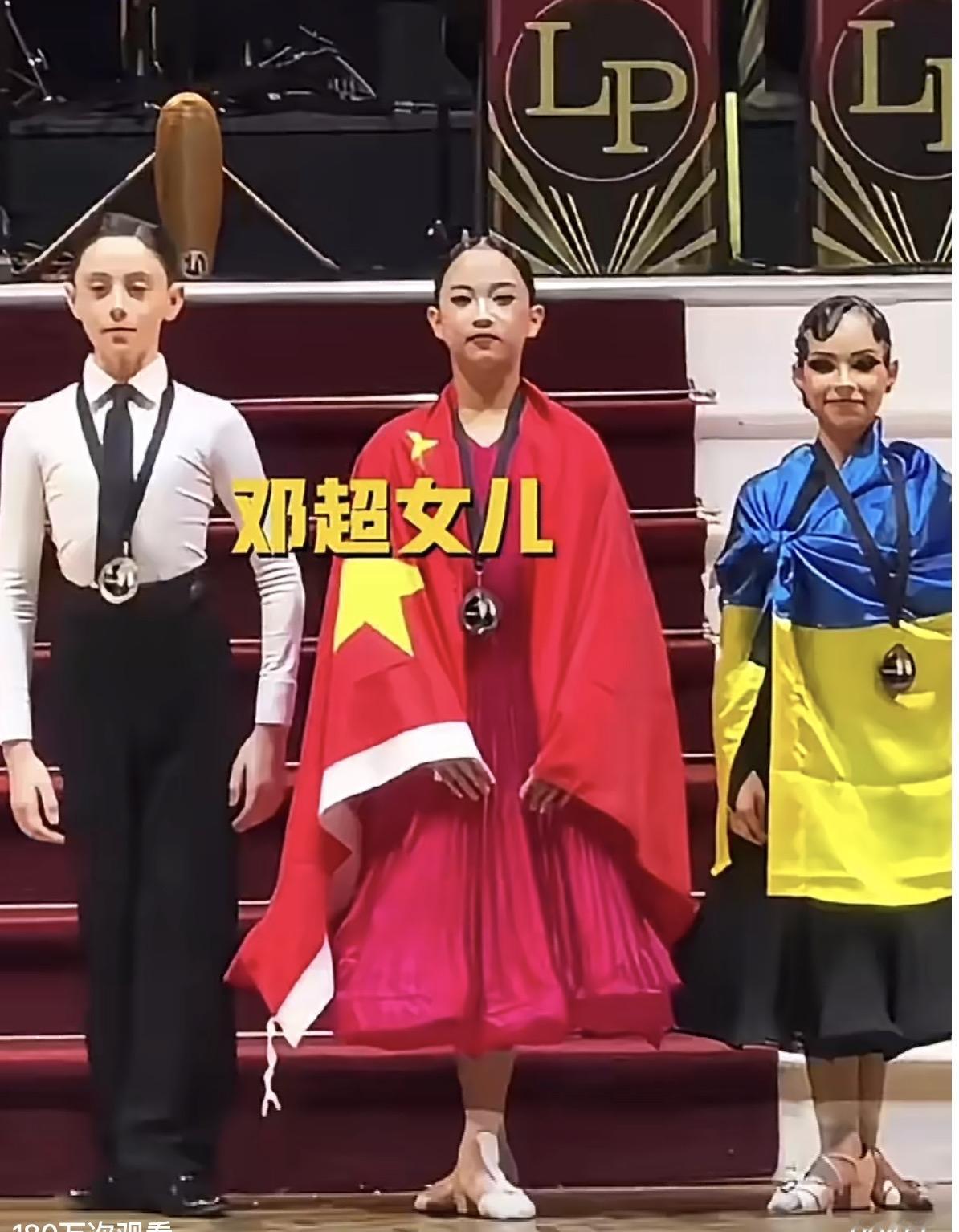 邓超：妞妞，第二名！牛啊！

小花：谢谢爸，我练了好久。

邓超：你这动作，太像