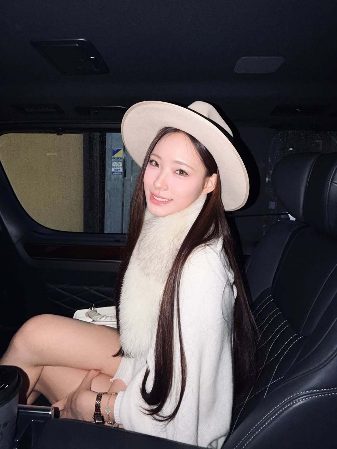 “我小时候看s姐的节目的时候 你还是在s姐肚子里的bb🤣现在都已经可以和妈咪喝