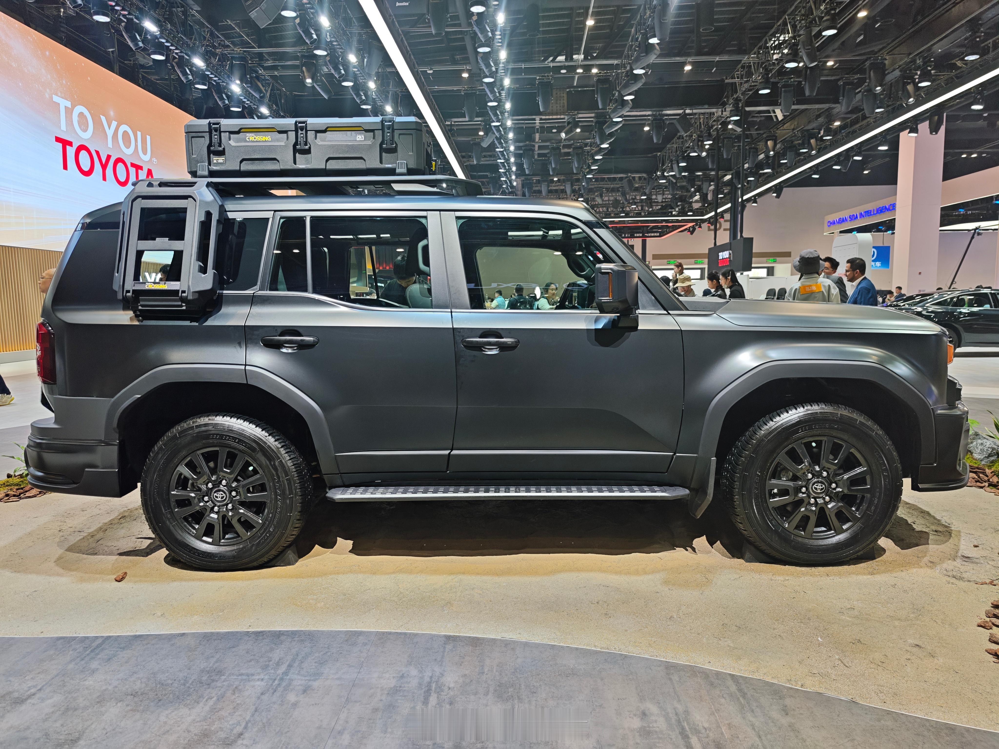 2026北京车展 丰田展台拍到了大家喜欢看的车模，这装扮很二次元，和BZ5还挺搭