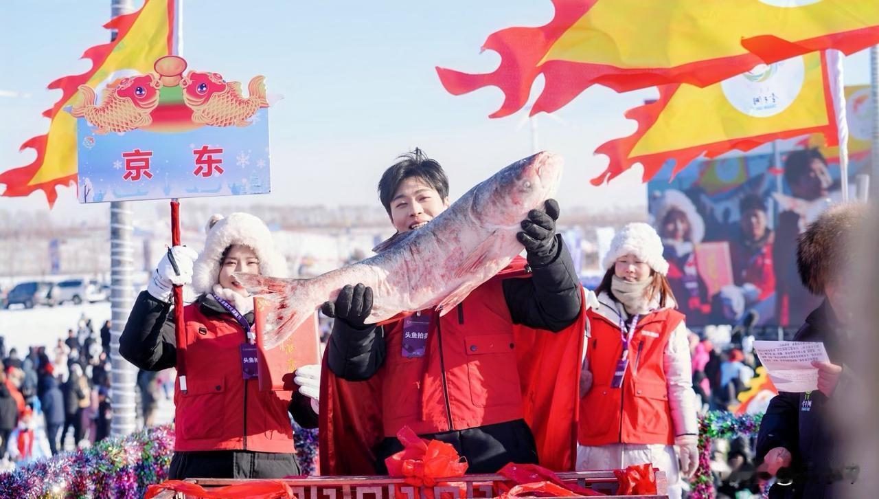 终于知道京东为啥要花1699999拍下查干湖头鱼了！
不仅仅是为了讨个好彩头，更