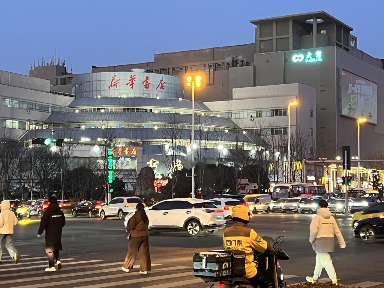 在你内心里是否还记得曾经的青岛书城吗？在青岛有这样一个地方，曾经人满为患，每个周