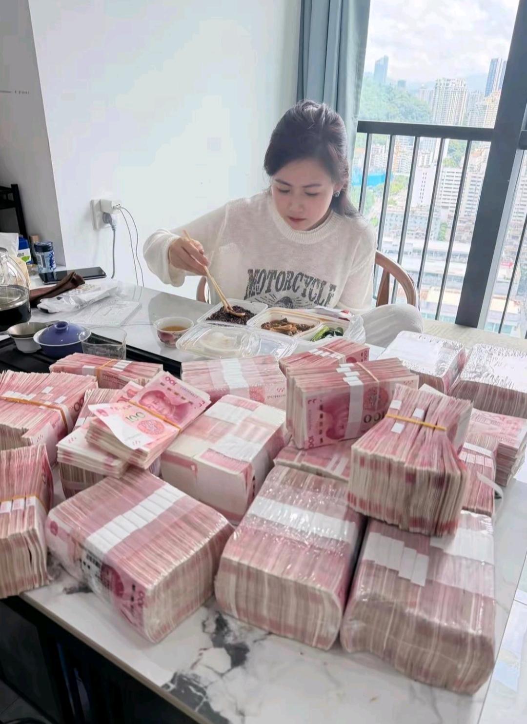 假如是你，看着这么多钱摆在面前，你吃着外卖，请问你此刻的心里想法是什么？