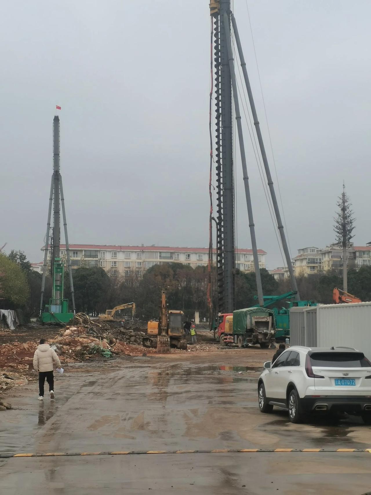 邦泰在滇池路上又一项目地铁5号线大坝地铁站口，才拿地一个星期左右，现在已经是热火