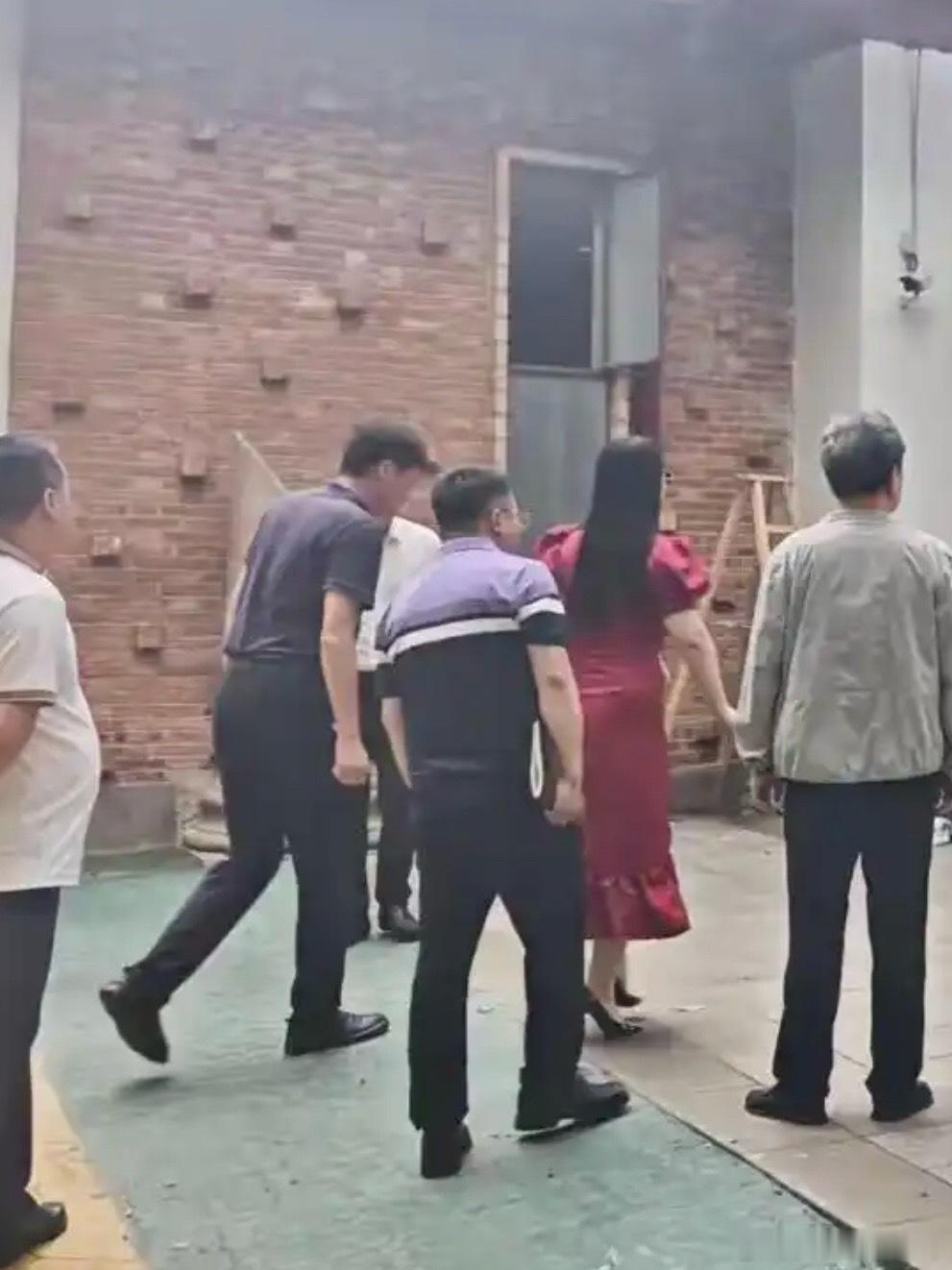 50岁李湘现身湖南大学，暴瘦之后判若两人，她到底赢在了哪里 