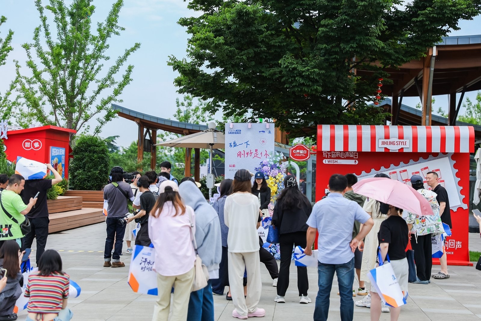 百店发支付宝助威袋为南京队加油周末奔赴金陵STYLE，用支付宝碰一下参与互动，在