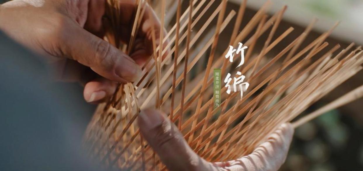 倪妮的竹编照火爆全网，展现东方韵味与高级气质的并存和历久弥新的美学气息，背后是十