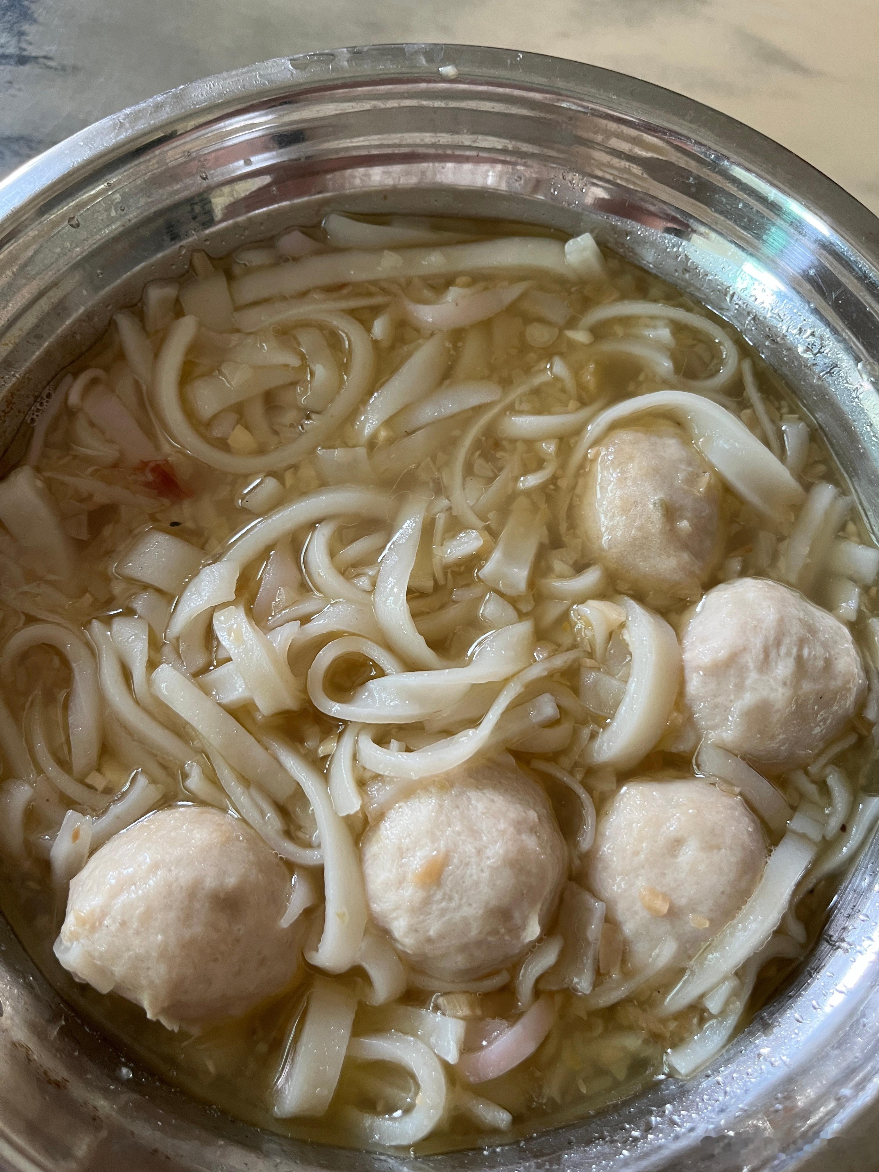 婆婆给热的粉，叫我过来拿菜，我问婆婆，是她煮的吗？她说公公煮的，好油，我都吃不下