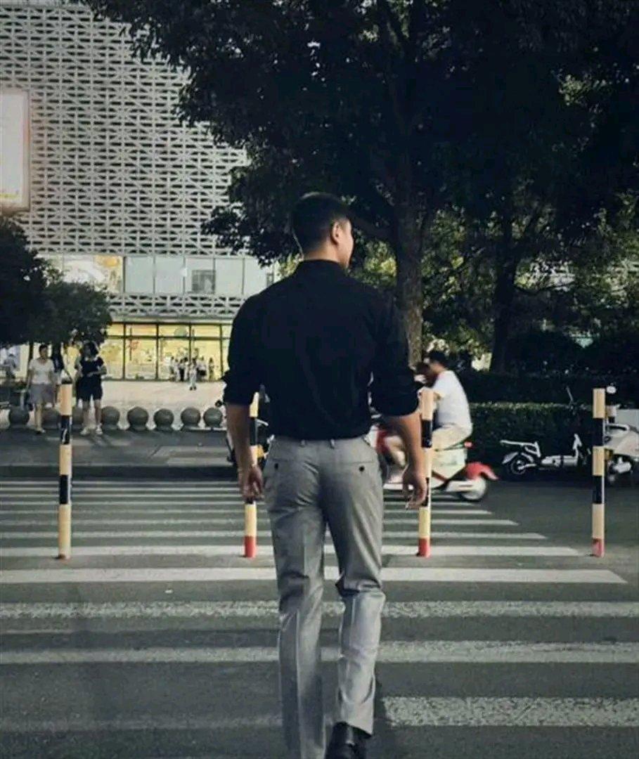 网上有个超火的相亲故事。32岁技术工陈磊，月薪八千，穿着旧帆布鞋去相亲，被女方小