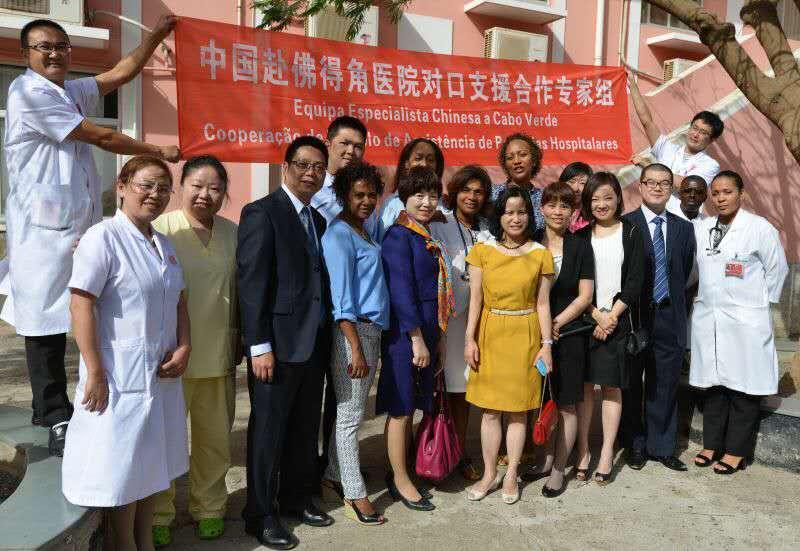 2017年，佛得角前外长塔瓦雷斯两眼通红地说：“23年前，我的夫人因为难产，母女