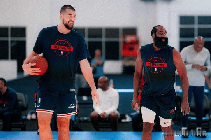 这也太惨了！快船与魔术的比赛结束，全队仅哈登和祖巴茨得分上双。ESPN现场解说感