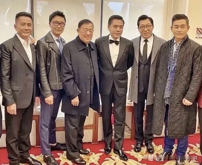 几位明星里，颜值最高演技最好的一位是穿黑色西装的陈宝国。王志飞是那种耐看、干净的