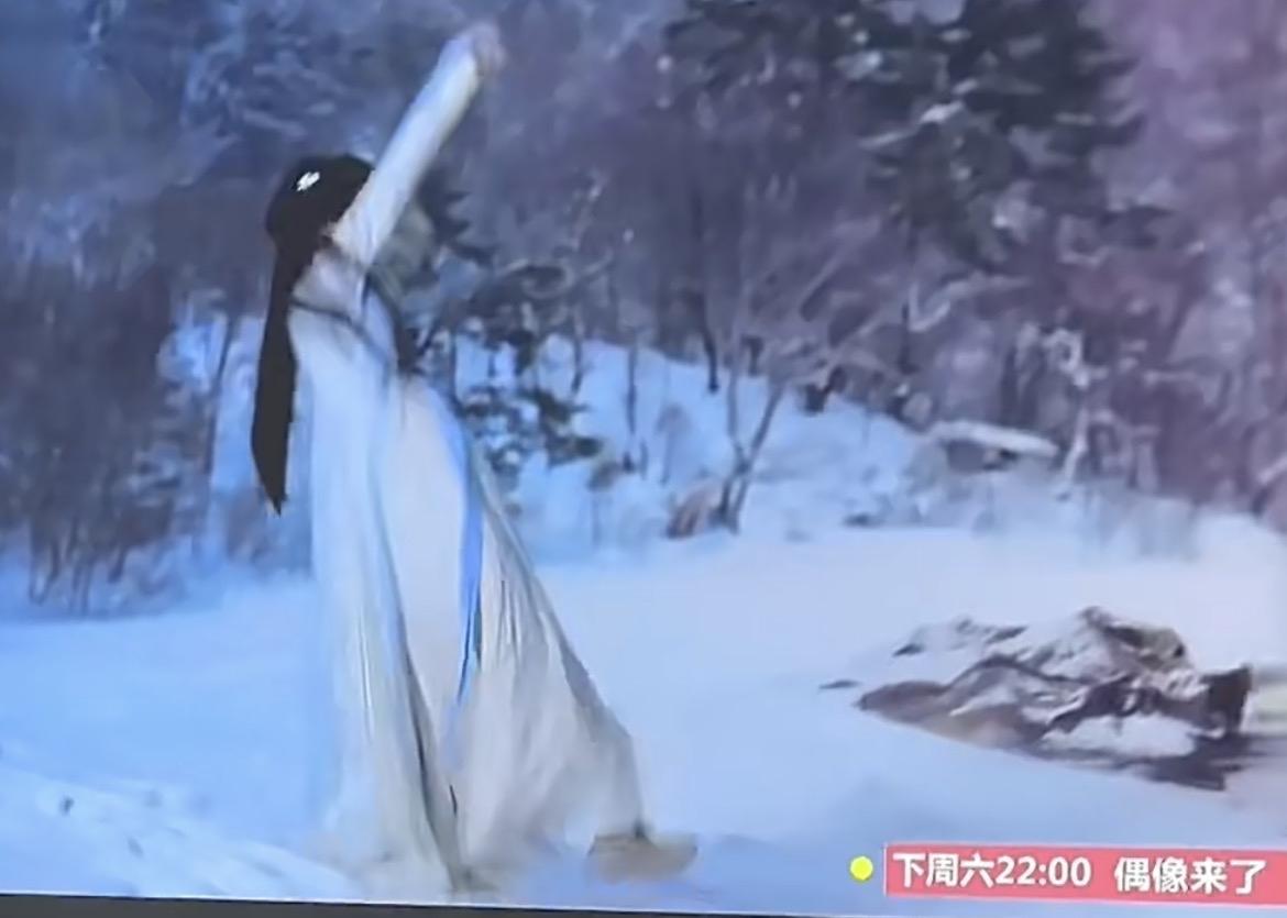 回看花千骨 诡异
我不行了回看这一段真的有点诡异，我以为小骨躺下去之后，白子画踢