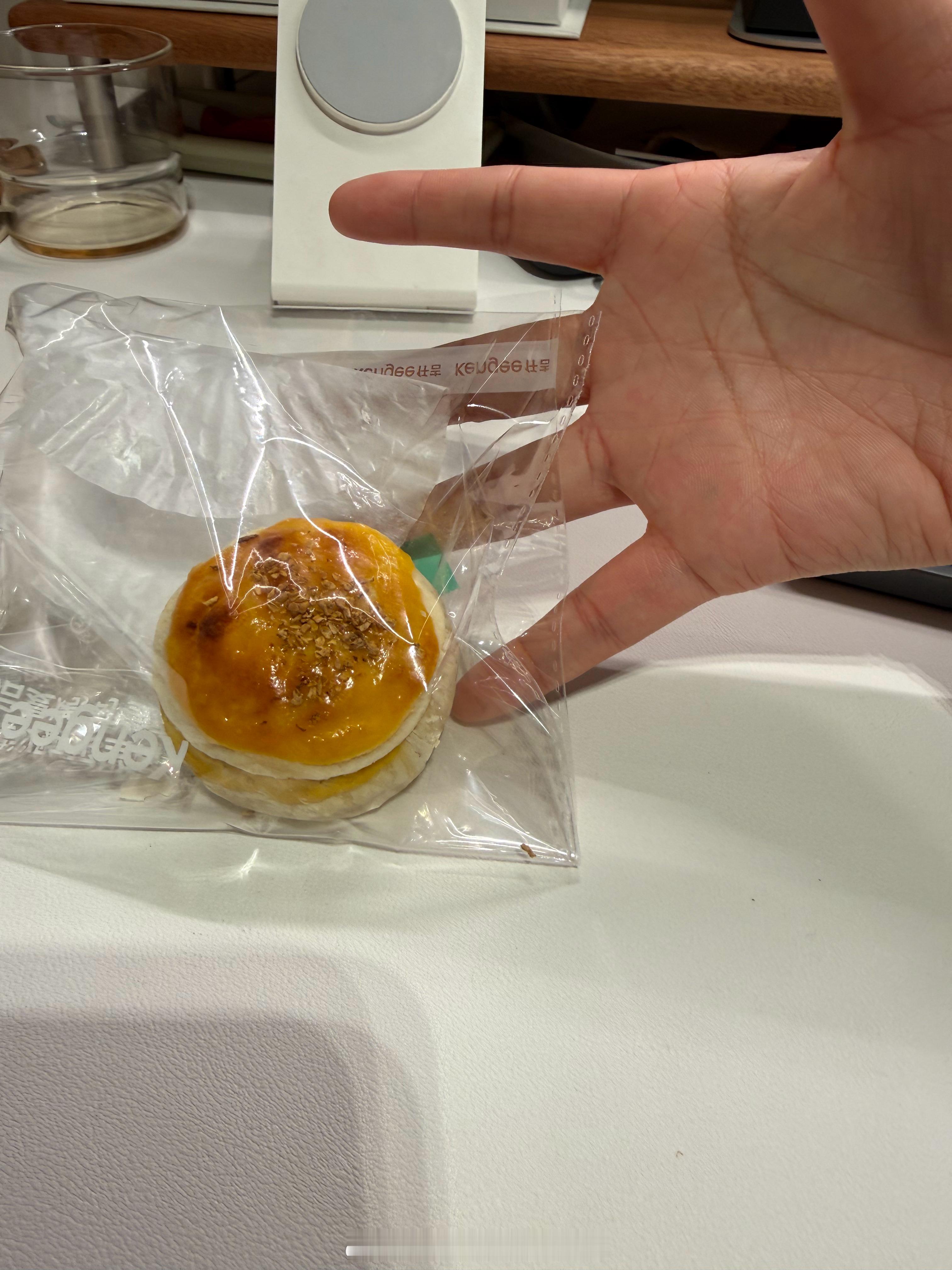 昨天看到燕子发的蛋糕微博给我馋的今天偷偷买了甜点，这么小要10.9？？我来尝尝到