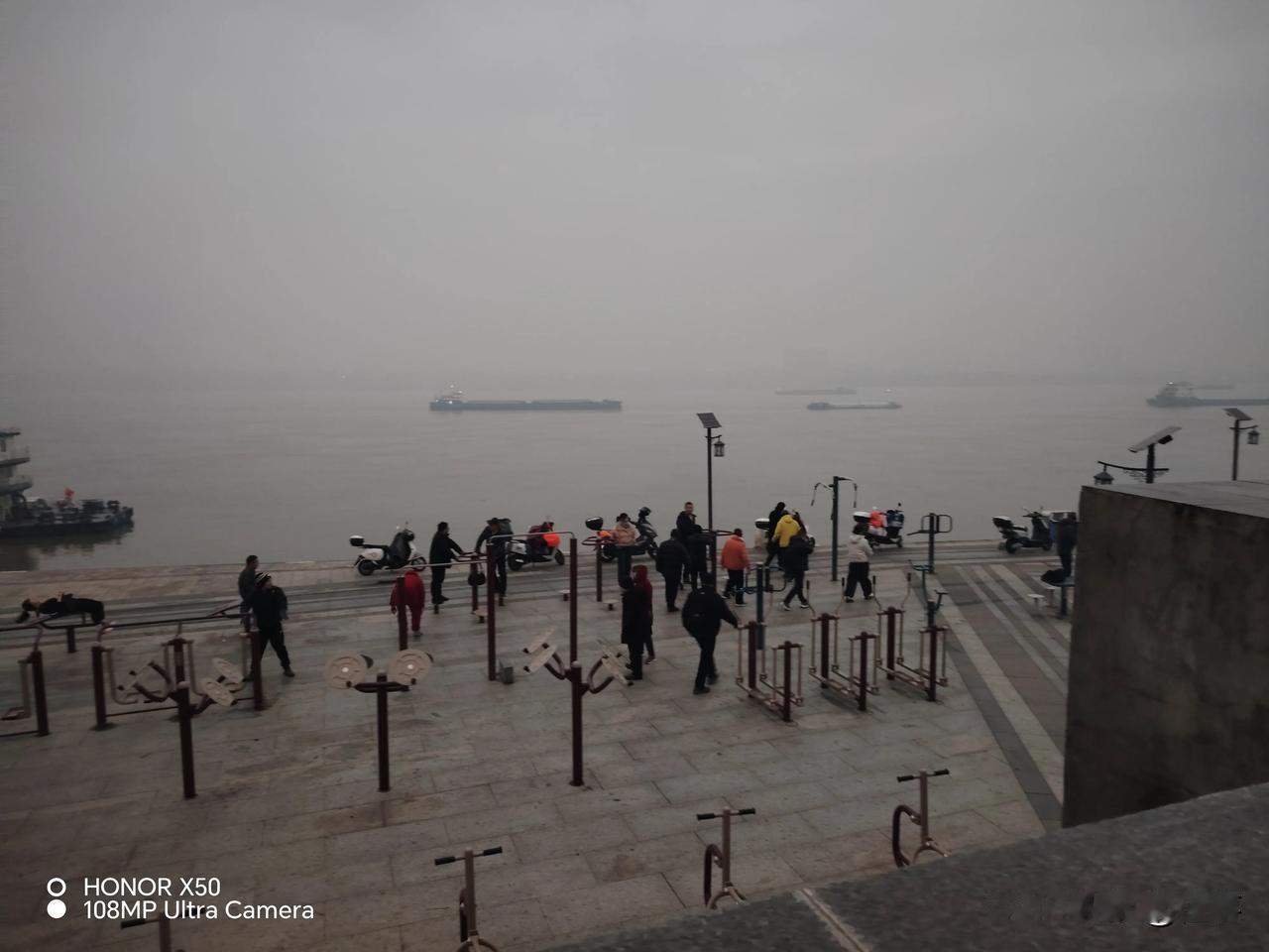 冬日生活打卡季1月27日长江岸边晨练打卡分享运动