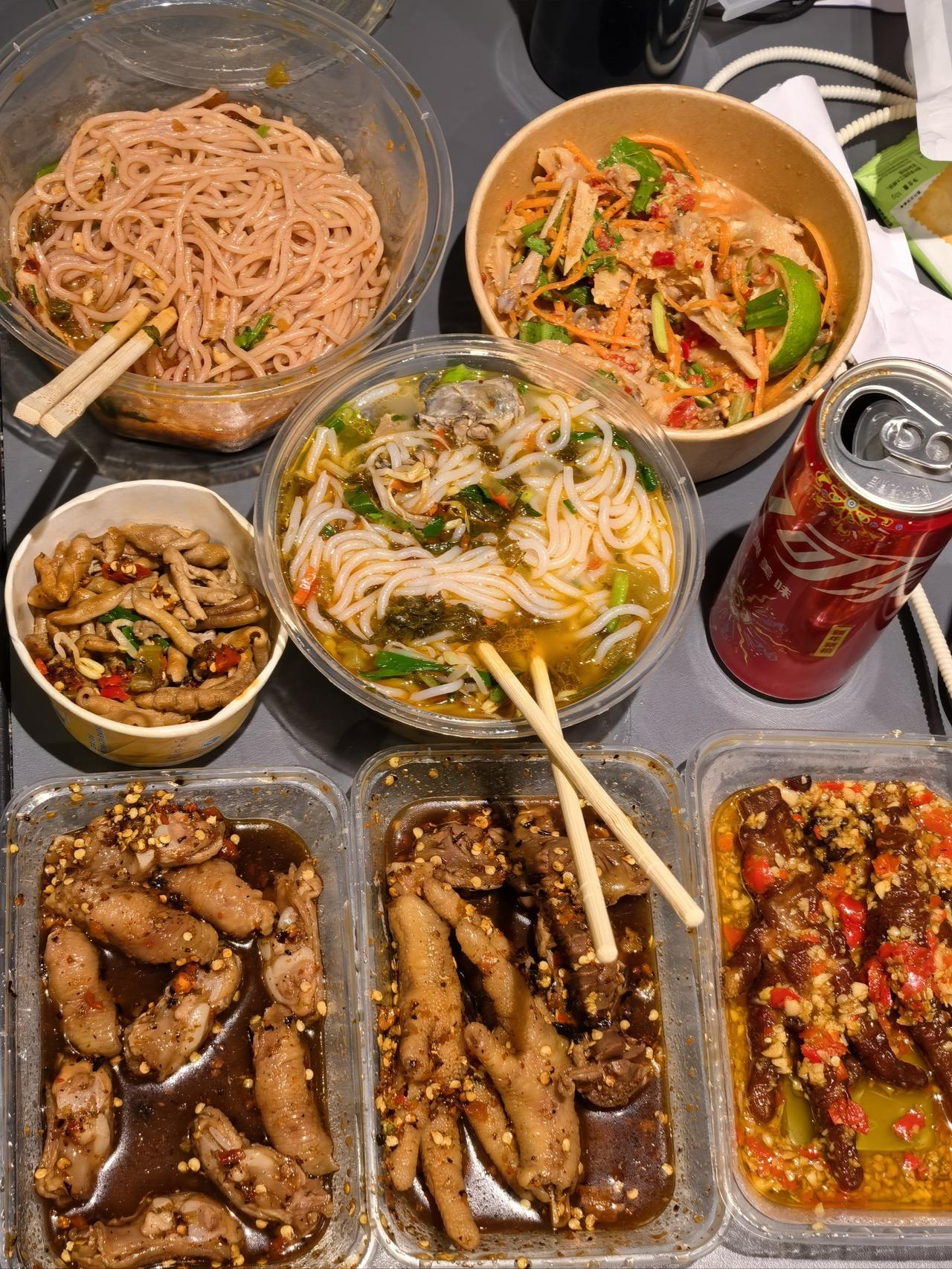 "点外卖”，在当今社会，任何人听到这个词后，都不会觉得陌生。并且，对于年轻人来说