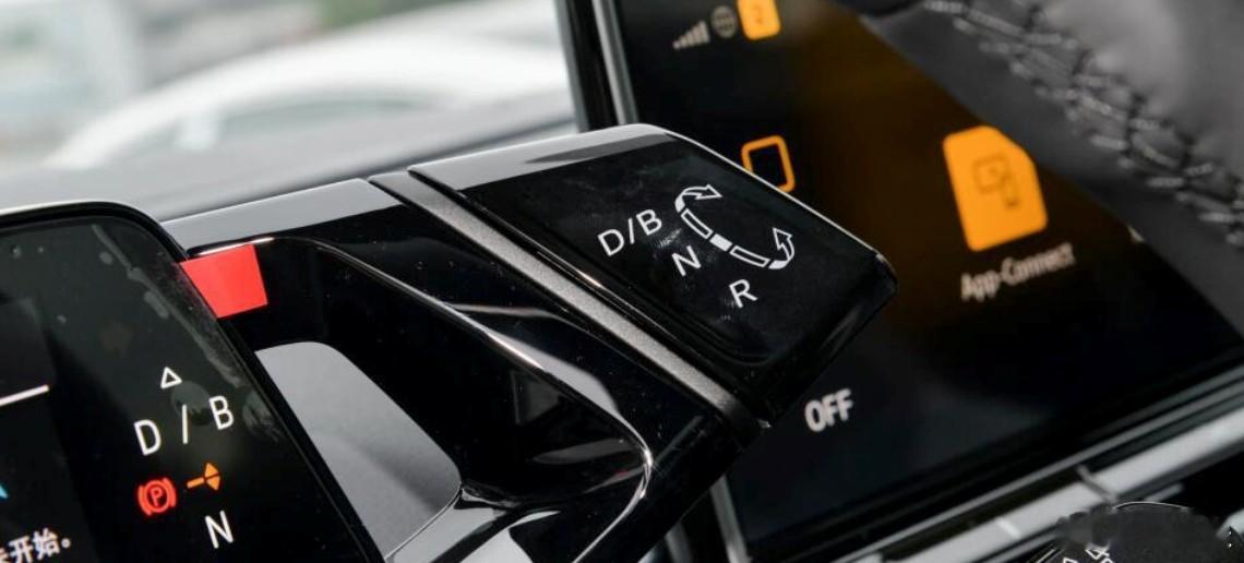 电动车将电子手刹与P档整合为一个物理按键，是电动架构带来的设计突破。传统燃油车因