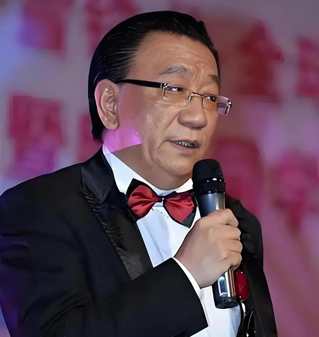 谢雷知道侯耀华要参加杨议的拜师仪后，气的在直播间里说，你让侯大师收这么一个品德败