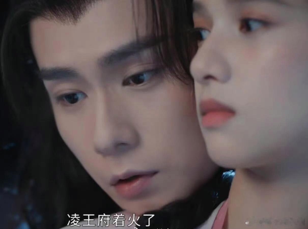惜花芷胡一天将自己的头靠在了张婧仪的肩膀上！ ​​​