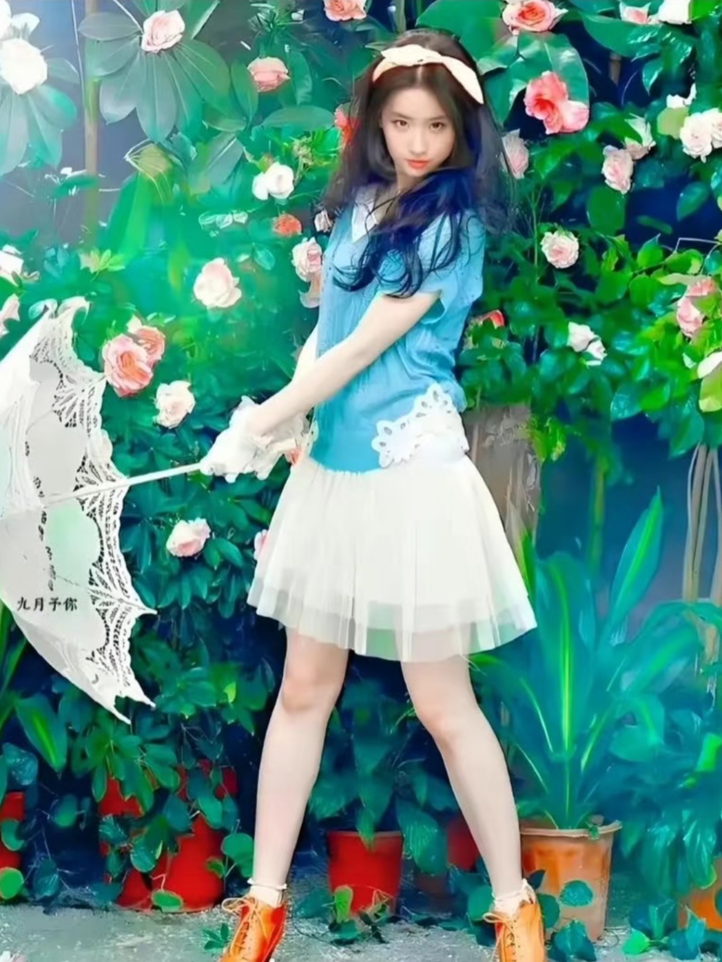 衣品大概是刘亦菲唯一的缺陷，但顶级的美貌又弥补了这一点。 