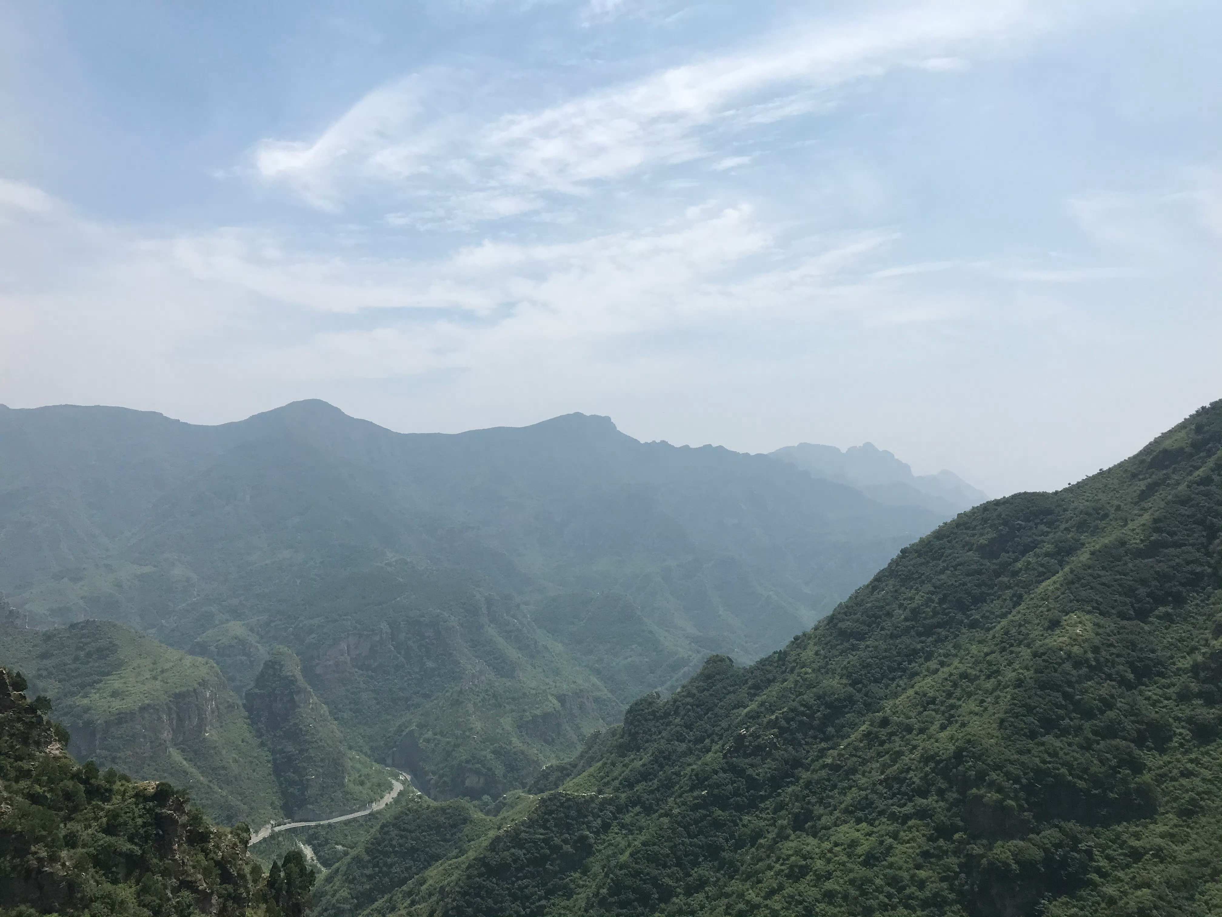 困守一隅岁月中，焉知域外翠峦重；🍵今朝共踏江湖去，漫览风光忘影踪！🚬 