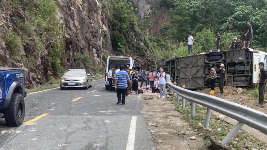 【载有21名中国游客旅游大巴在越南侧翻致4死8伤 事故现场曝光】7月18日，中国
