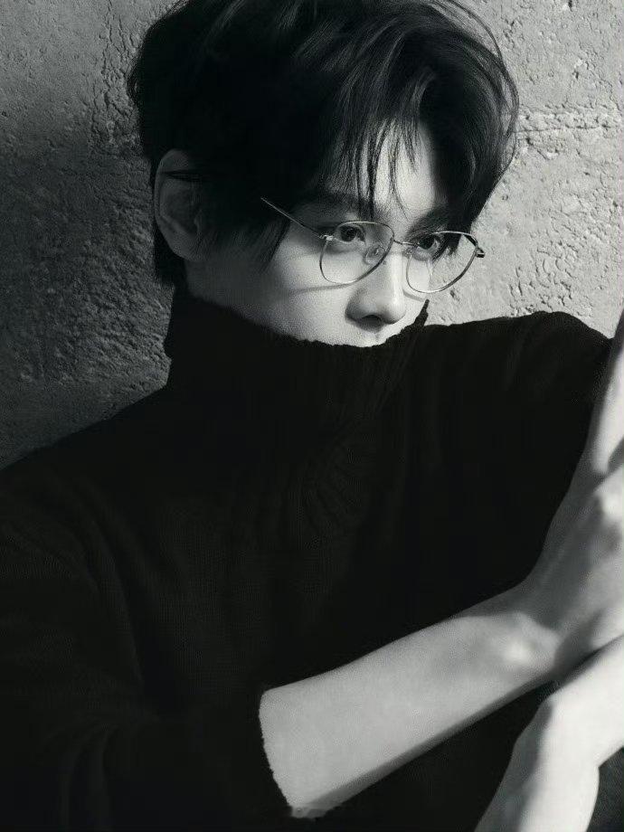 田栩宁腊八节金丝眼镜营业照，帅到你了吗