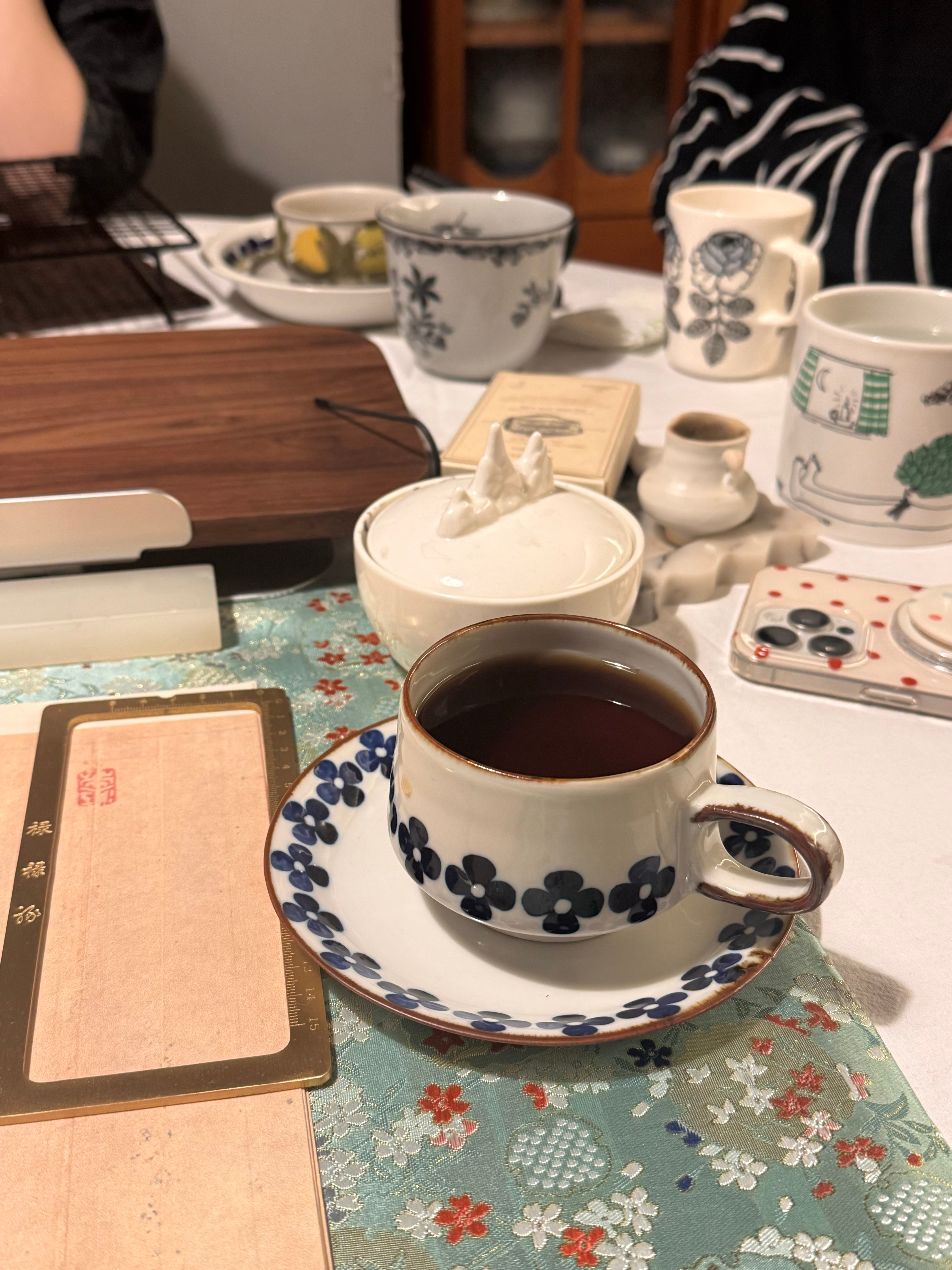 你们在看哪个卫视的跨年 我们仨中年人坐在餐桌旁看湖南（就是不知道客厅明明有电视大