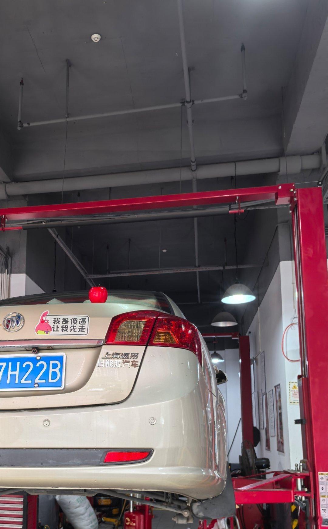 去补胎，看到这台车的车贴