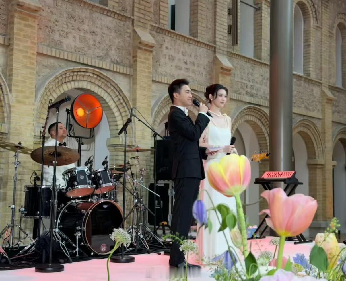 奚梦瑶婚礼派对穿出生年份高定奚梦瑶戴澳白婚礼结束的派对上，奚梦瑶穿的是自己出生年