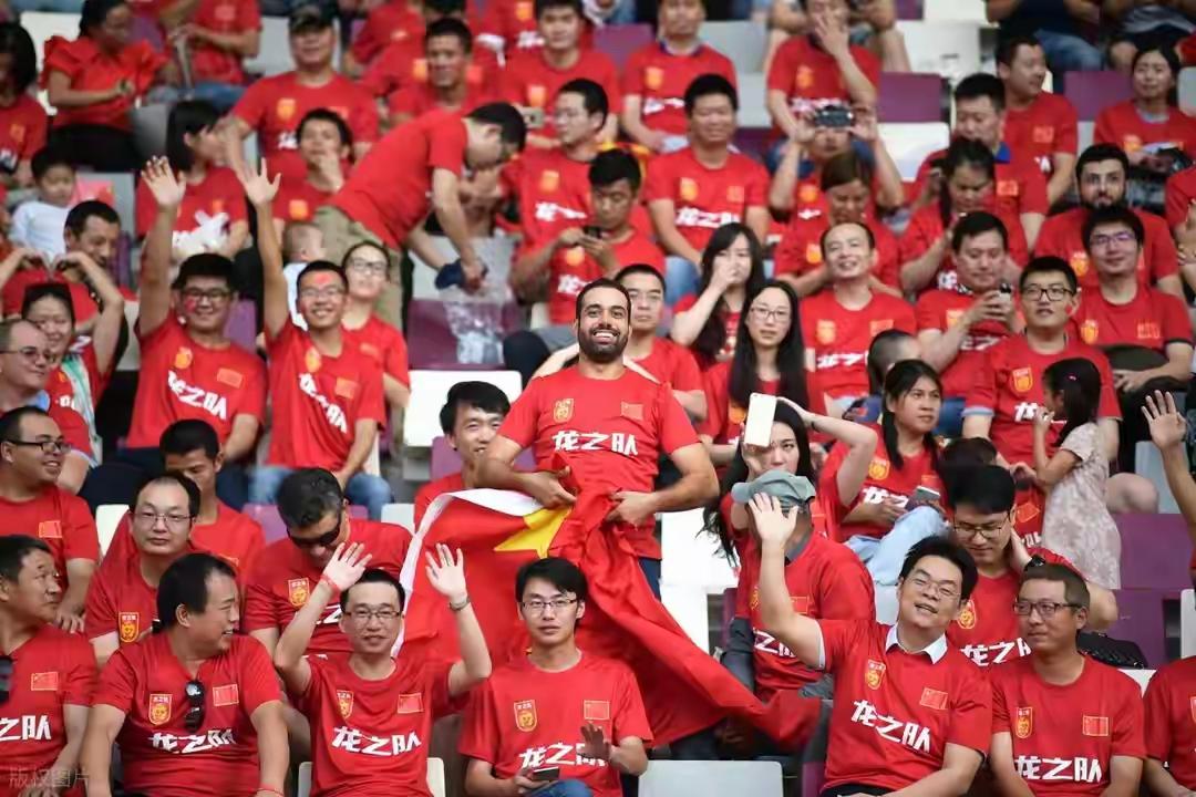 中国足球队进不了世界杯，从而使得中国人也被排斥在世界杯之外。除了和世界杯有关的商
