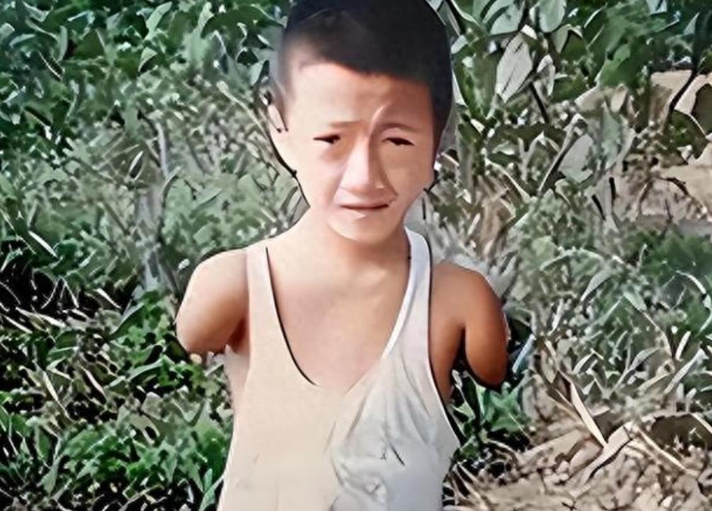 辽宁锦州，一个没有手脚的男人，趴在炕上，嘴里叼着一根竹筷子敲键盘，就这么敲出了一