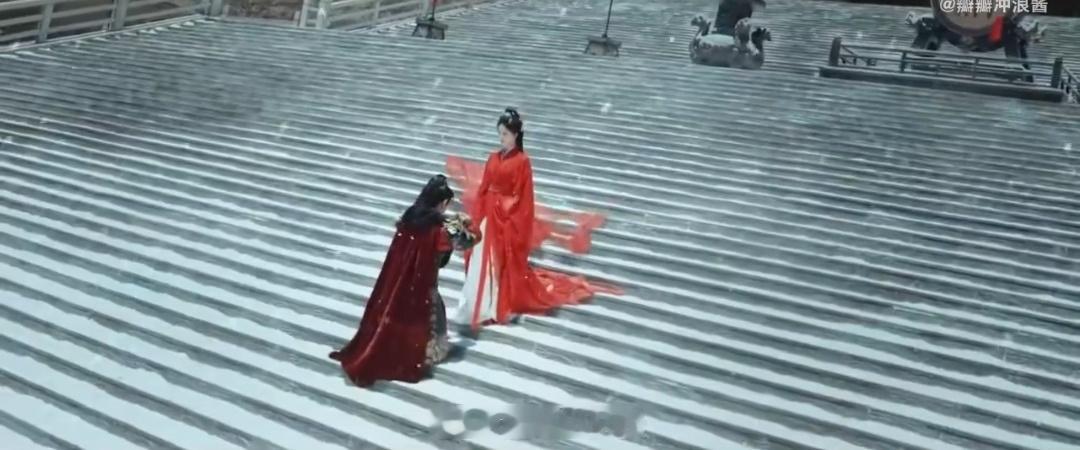 导演审美和镜头感真的绝了，这段画面一眼就看得出有爆火潜质！李昀锐和刘些宁一同从高