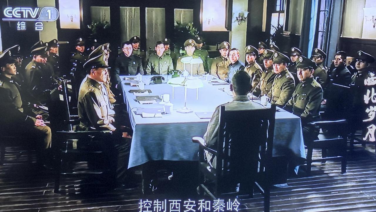 他们每次开会搞仪式感，衣冠整齐划一，威严坐在长长的会议桌两侧，聆听高官训词。而我