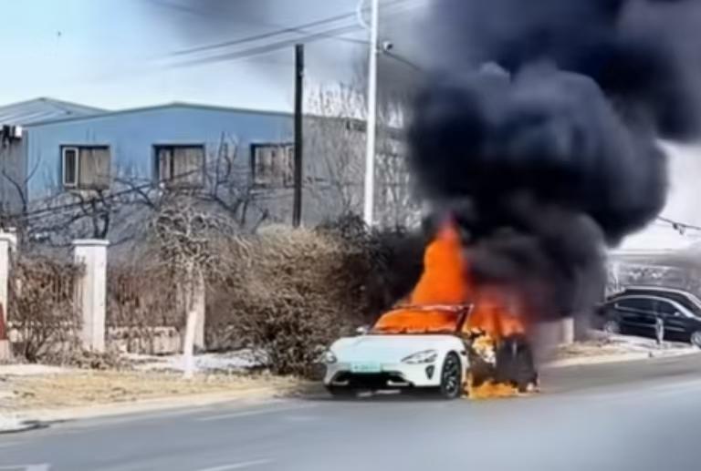 两月三起火，小米汽车这三把火会使小米越来越兴旺吗？
 
小米SU7两月内三起起火