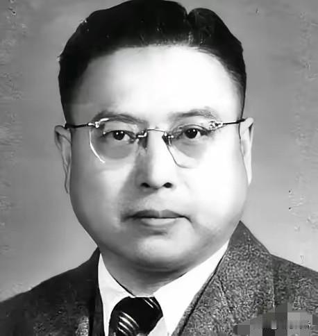 1949年，黄竞武被捕，敌人见他不屈服，就把他活埋。当泥土将他全部埋没时，敌人正