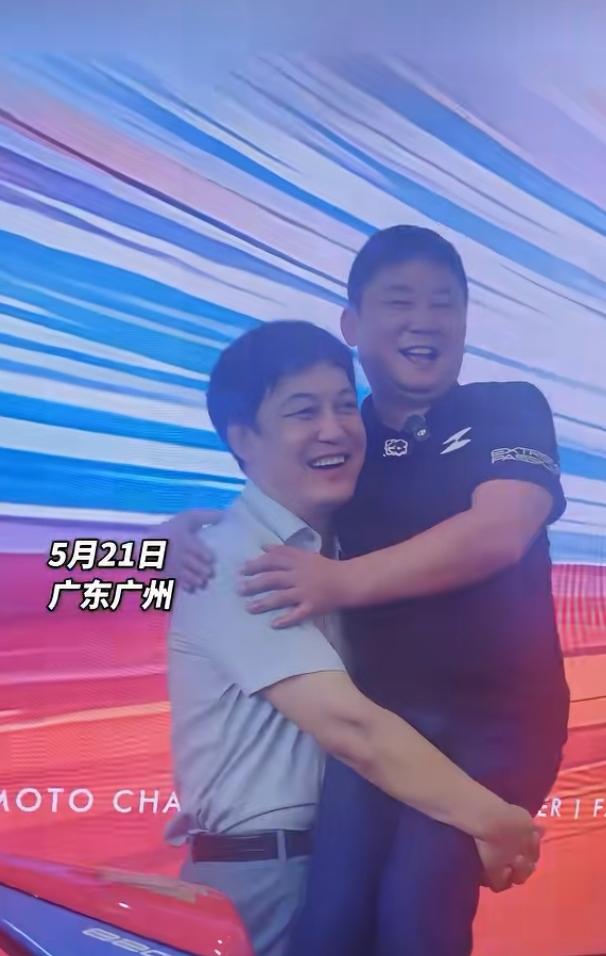 一张“怀旧抱照”直接冲上了热搜的“珠穆朗玛峰”。“村长”李锐抱起张雪，一句“孩子