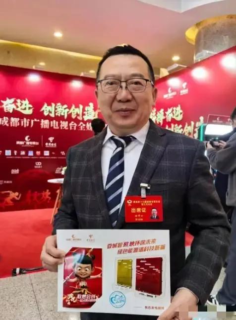 “绝不允许他再回中国”！2010年，中国科学家潘锦功制造出发电玻璃，希望帮助祖国