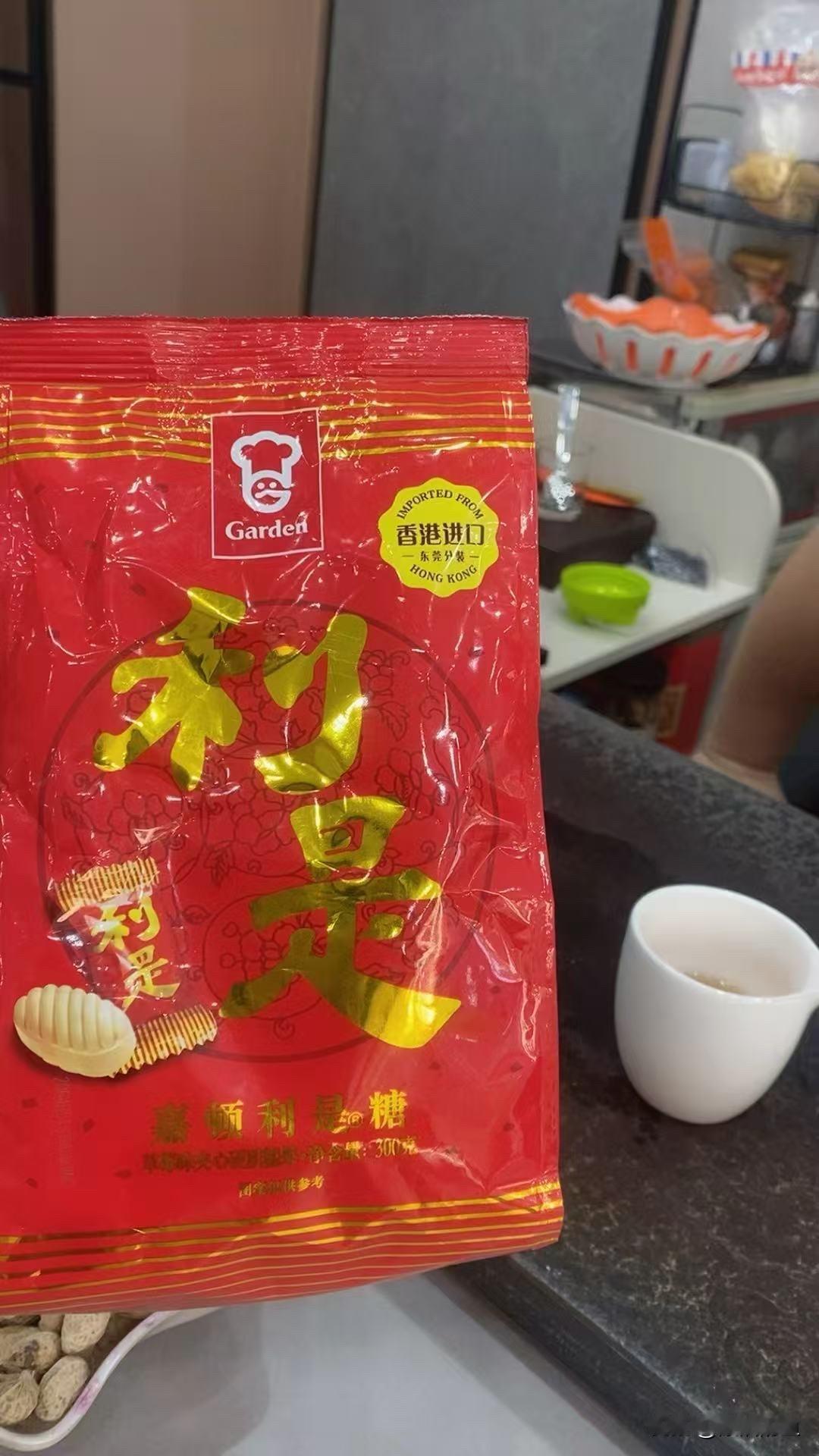 今天跟朋友抱怨运气不好，没想到塞给我这包嘉顿利是糖，说吃了能走运！这红彤彤的包装
