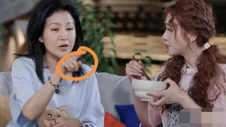 果然还是女人看得透女人啊！

陪我老妈看天生一对的陈紫函和鲍蕾，

她指着鲍蕾说